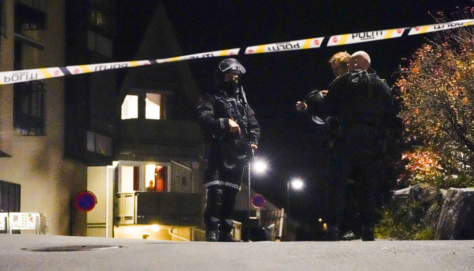Politiet gjør undersøker i Kongsberg sentrum etter at gjerningspersonen drepte fem personer og skadet flere 13. oktober.