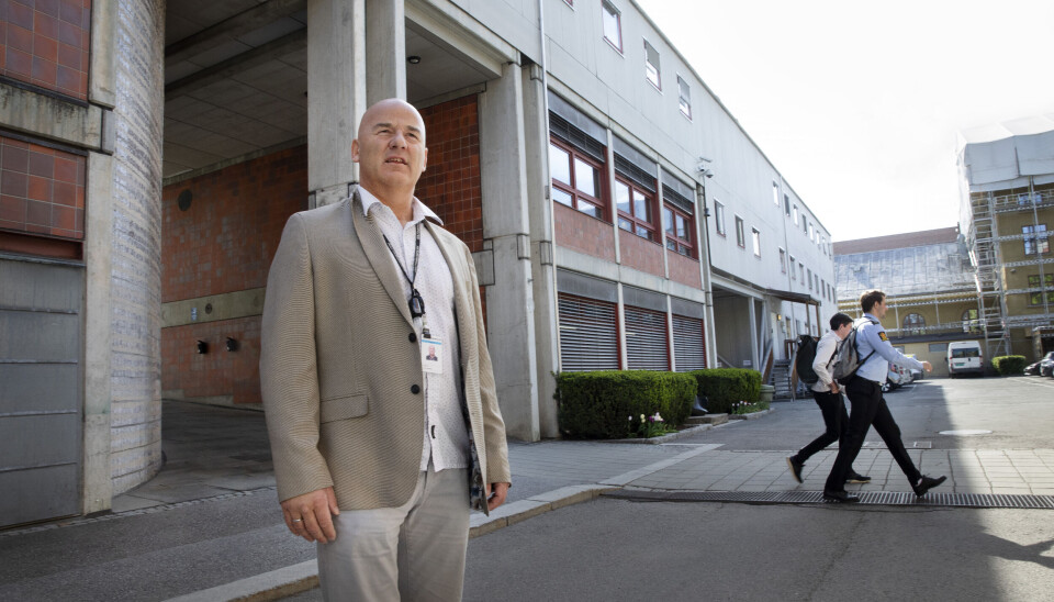 BRAKKEBOER: Lokallagsleder Rune Christian Johnsen i Politiets Fellesforbund (PF) PHS, med skolens midlertidige, hvite brakkebygg i bakgrunnen.