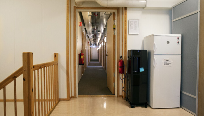 AREALEFFEKTIVT: I gangen i brakkebyggets tredje etasje står de ansattes kjøleskap, og bak skilleveggen skjules vasketralla.