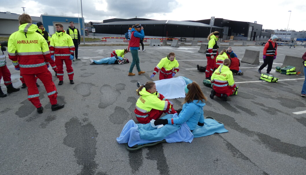 Folk i rollen som skadde og forvirrede mennesker på kaia i Bodø. Folk i rollen som skadde og forvirrede mennesker på kaia i Bodø.