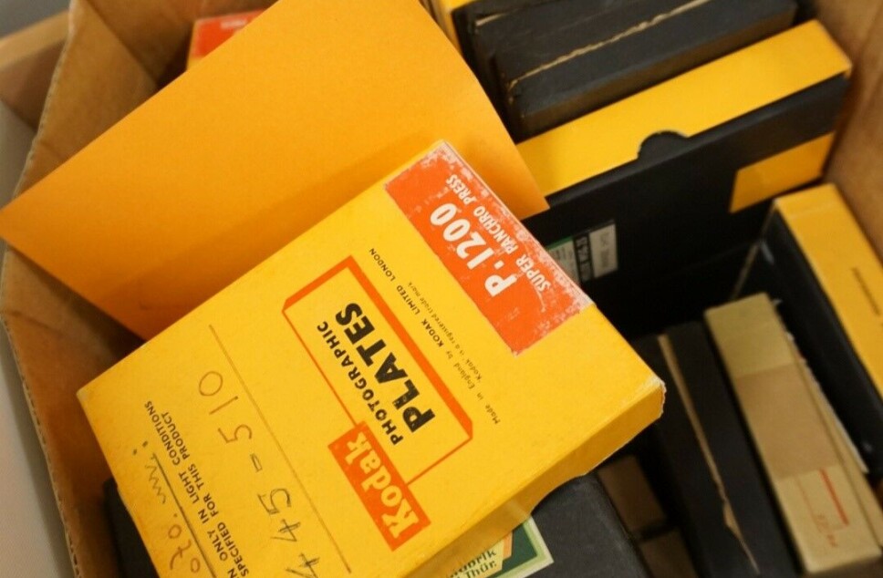 Kodak: Kodak var verdens største innen fremstilling av fotografiske artikler som film og kameraer i sin tid. I denne esken finnes gamle fangebilder. Fra tid til annen dukker det opp en eske eller perm fra distriktet som må gås igjennom.