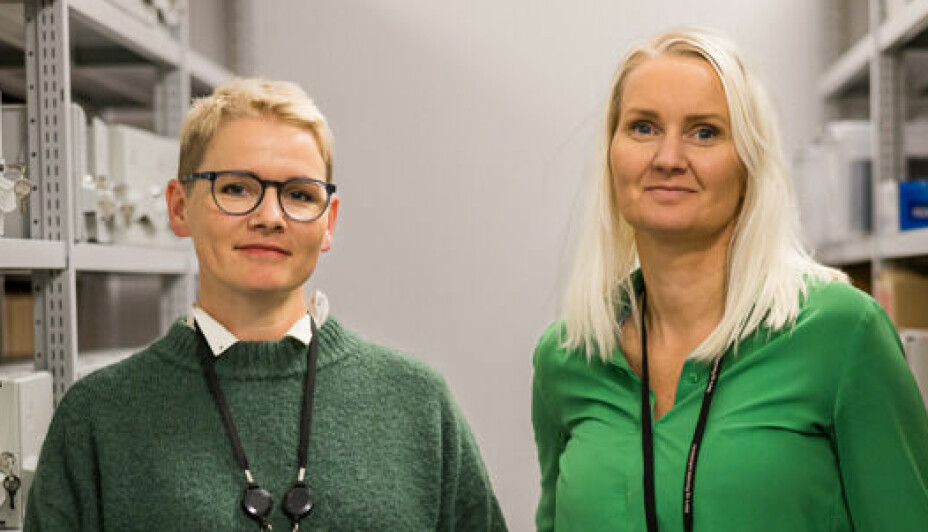 I gang med digitalisering: Anne Bjerknes Hovland, prosjektansvarlig for sikring og digitalisering, sammen med arkivleder Maria Fausa ved Møre og Romsdal politidistrikt.