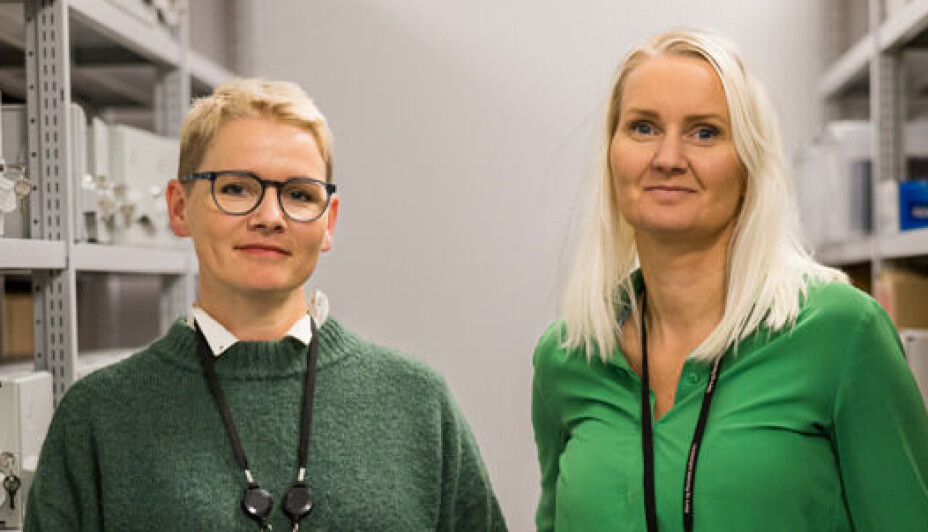 I gang med digitalisering: Anne Bjerknes Hovland, prosjektansvarlig for sikring og digitalisering, sammen med arkivleder Maria Fausa ved Møre og Romsdal politidistrikt.