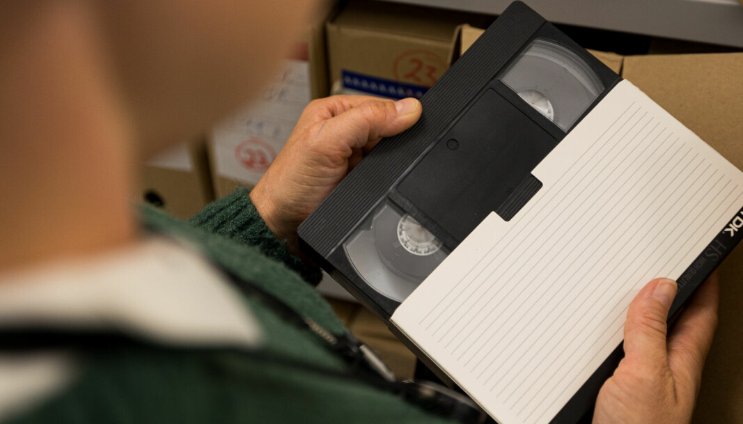 <span class=" italic" data-lab-italic_desktop="italic">VHS</span>: Selv om det er CD-er og DVD-er som representerer den største mengden lagringsenheter, finnes det også VHS-kassetter i distriktene. Kassettene har en svakhet ved at de kan bli ødelagte om de blir spilt for mange ganger.