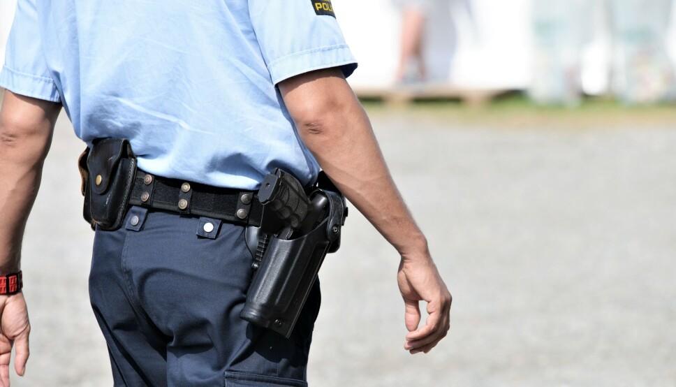 Politiet skal fortsatt være bevæpnet