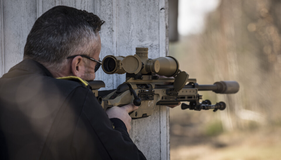Problematisk rifle: Ved tre ulike anledninger har politiets skarpskyttervåpen avfyrt seg selv. Dette bildet er tatt i en annen sammenheng.