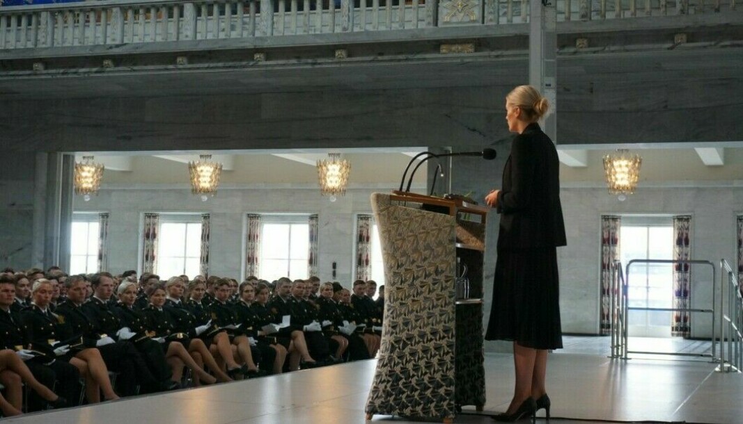 Nyutdannede politistudenter fra årets vitnemålsutdeling i Oslo rådhus.