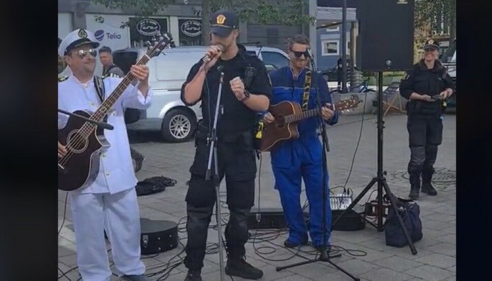 Det var mange tilstede da politibetjenten grep mikrofonen og sang 'Your Man' av Josh Turner.