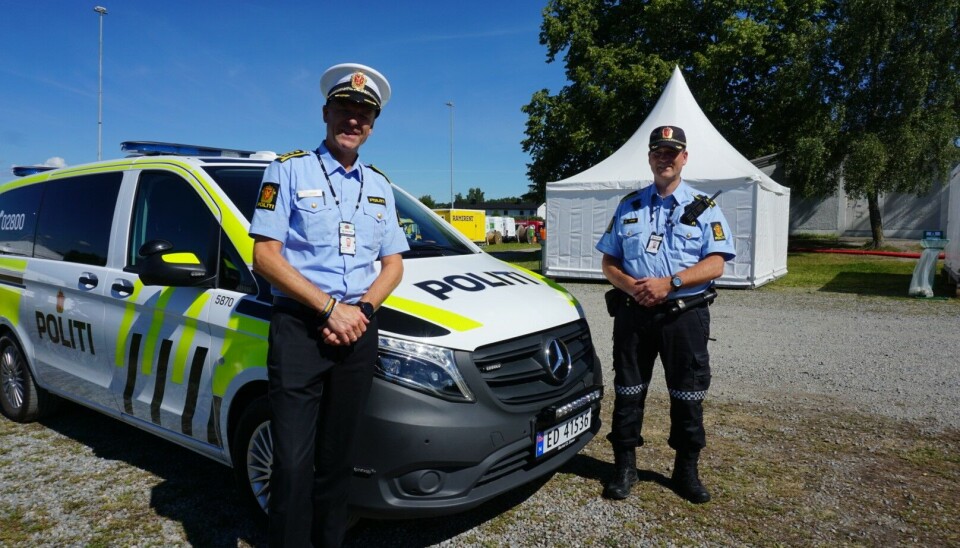 I SKYGGEN: Under Norway Cup blir teltet i bakgrunnen prydet med banner. Det er i skrivende stund meldt flott vær, og det kan være greit å ha caps som skygger for øynene. I SKYGGEN: Under Norway Cup blir teltet i bakgrunnen prydet med banner. Det er i skrivende stund meldt flott vær, og det kan være greit å ha caps som skygger for øynene.
