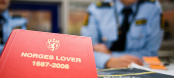 Politifolk med privat mobiltelefon på jobb Politifolk med privat mobiltelefon på jobb