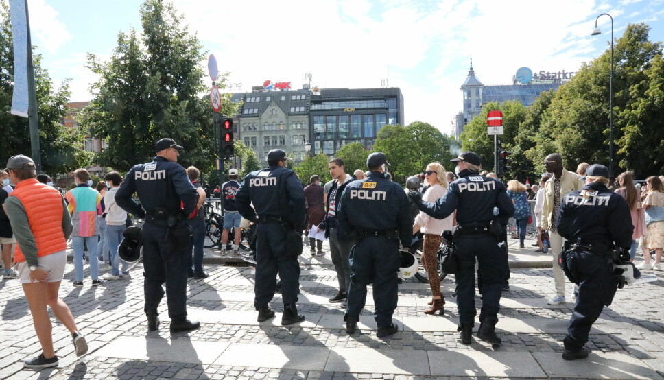 VERNER YTRINGSFRIHETEN: Politiet til stede under en Sian-demonstrasjon utenfor Stortinget ved Eidsvoll plass august 2020.