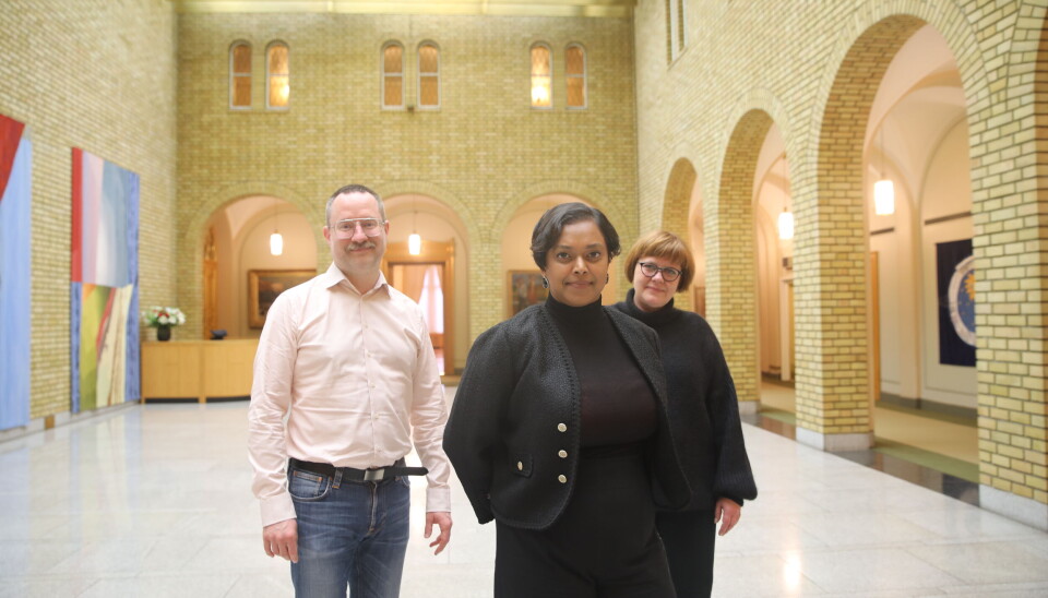 Henning Kaiser Klatran, førsteamanuensis ved Politihøgskolen i Oslo, stortingspolitiker Kamzy Gunaratnam (Ap) og Birgitte Ellefsen, førsteamanuensis ved Politihøgskolen i Oslo, i vandrehallen i Stortinget. Henning Kaiser Klatran, førsteamanuensis ved Politihøgskolen i Oslo, stortingspolitiker Kamzy Gunaratnam (Ap) og Birgitte Ellefsen, førsteamanuensis ved Politihøgskolen i Oslo, i vandrehallen i Stortinget.