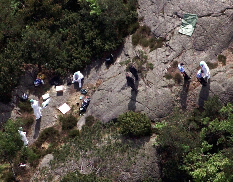 Kripos arbeider med de tekniske undersøkelsene på åstedet i 2000.