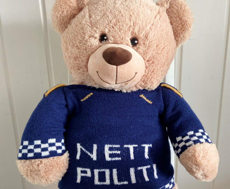 HJEMMESTRIKKET: Politibamsen Trygg har fått sin egen formstrikkede uniform i anledning nettprosjektet. HJEMMESTRIKKET: Politibamsen Trygg har fått sin egen formstrikkede uniform i anledning nettprosjektet.