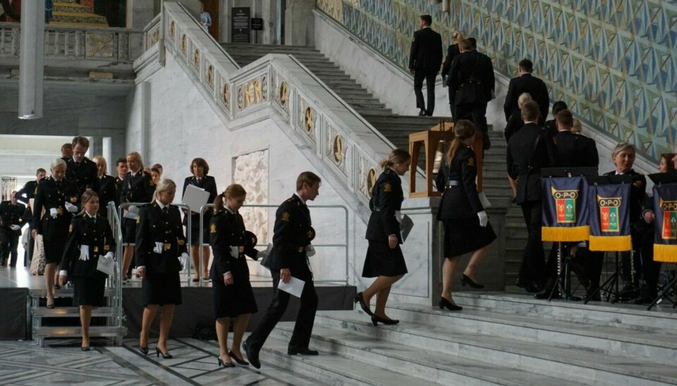 Nyutdannete politistudenter har akkurat fått vitnemålene sine i Oslo rådhus i juni 2022.