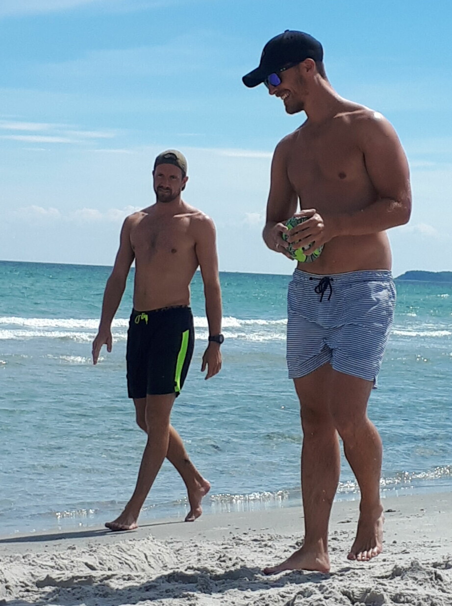 POSØR: Marius (til venstre) sammen med en god kollega på stranda, sommeren 2018. Det er slik han vil framstå; veltrent og høyreist, som en supermann som mestrer alt. Men innvendig blåser det opp til storm.