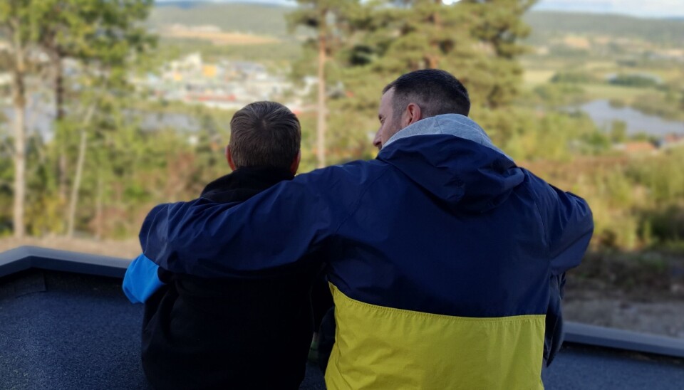 FRAMTIDSUTSIKT: Marius sammen med eldstesønnen, som opplevde alle opp- og nedturene til pappa på nært hold. – Jeg er åpen og ærlig med barna på et nivå som jeg mener er riktig for alderen deres. Jeg tror det kan bidra til å fjerne mye av usikkerheten som barn fort føler på når vonde ting skjer, sier Marius. FRAMTIDSUTSIKT: Marius sammen med eldstesønnen, som opplevde alle opp- og nedturene til pappa på nært hold. – Jeg er åpen og ærlig med barna på et nivå som jeg mener er riktig for alderen deres. Jeg tror det kan bidra til å fjerne mye av usikkerheten som barn fort føler på når vonde ting skjer, sier Marius.