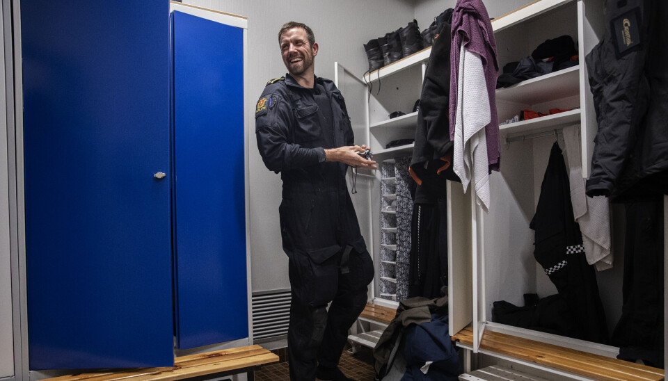 SCENESKIFTE: Endelig er Marius tilbake i garderoben på jobb, for å skifte og gjøre seg klar til patrulje. SCENESKIFTE: Endelig er Marius tilbake i garderoben på jobb, for å skifte og gjøre seg klar til patrulje.