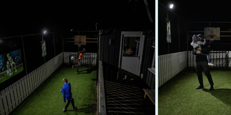 HJEMMELAGET: Marius har lagt fotballkarrieren
bak seg, men spiller gjerne
sammen med sønnene på den lille fotballbanen
han har anlagt utenfor huset. HJEMMELAGET: Marius har lagt fotballkarrieren
bak seg, men spiller gjerne
sammen med sønnene på den lille fotballbanen
han har anlagt utenfor huset.