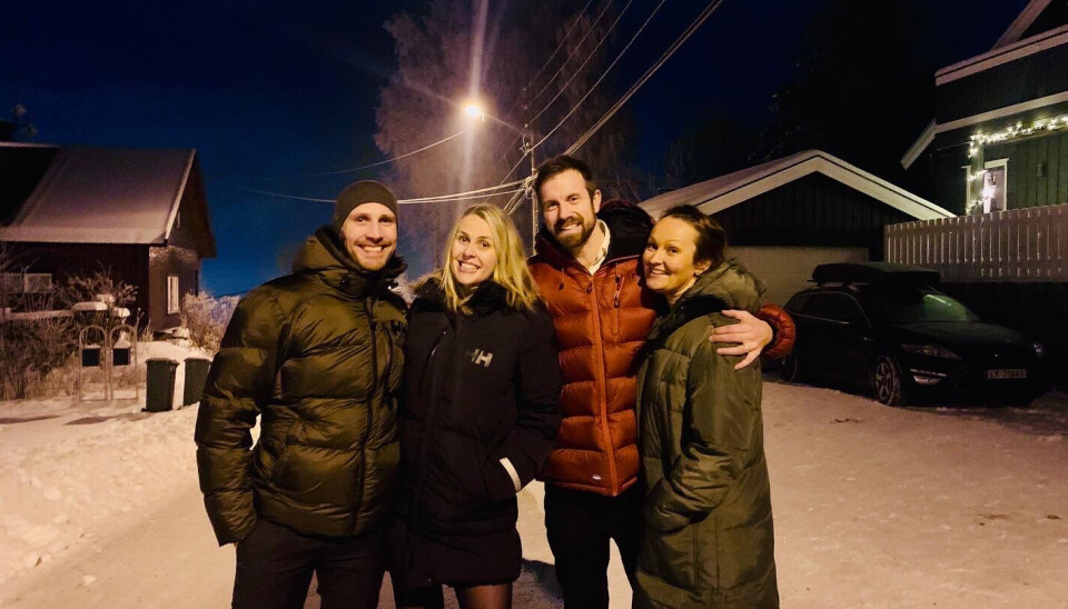 FAMILIELYKKE: Marius og Kristine sammen med et vennepar på
nyttårsaften 2021. Det er det samme venneparet som overnattet etter
nyttårsfeiringen tre år tidligere, da Marius brøt sammen. FAMILIELYKKE: Marius og Kristine sammen med et vennepar på
nyttårsaften 2021. Det er det samme venneparet som overnattet etter
nyttårsfeiringen tre år tidligere, da Marius brøt sammen.