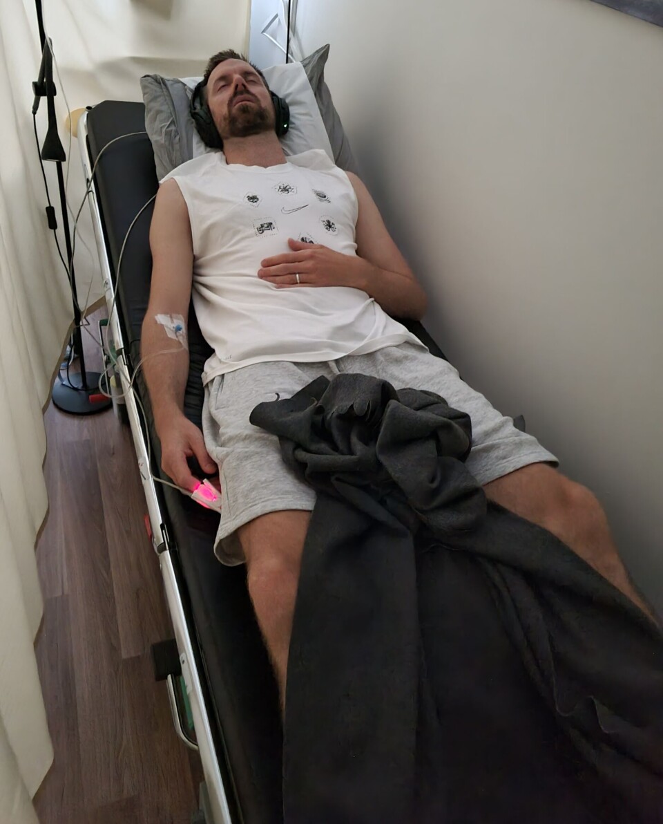 LANGSTRAK: Sommeren 2022 får Marius behandling for smerter i lårene, som han har slitt med siden overtreningen i 2020. Familiefaren sover mens han får ketamin intravenøst. LANGSTRAK: Sommeren 2022 får Marius behandling for smerter i lårene, som han har slitt med siden overtreningen i 2020. Familiefaren sover mens han får ketamin intravenøst.