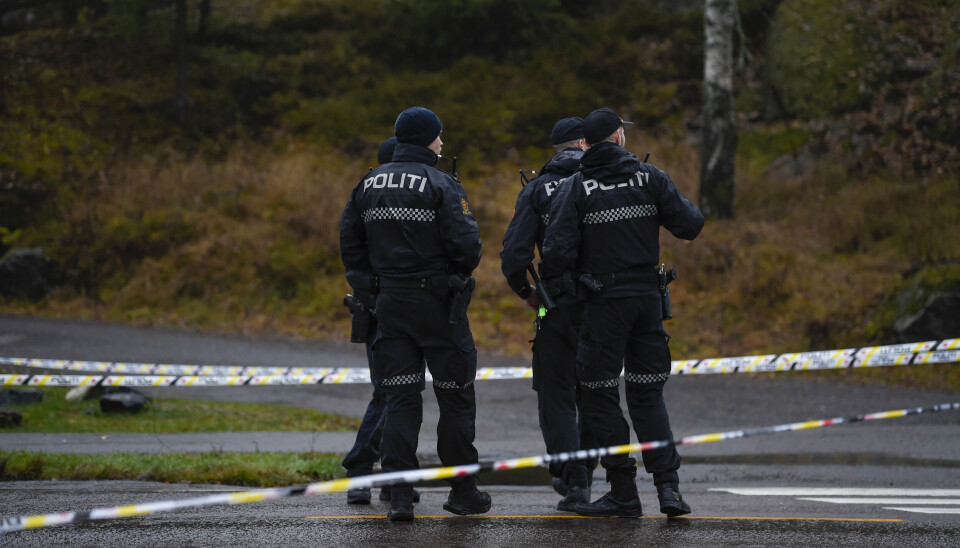 Politi og sperringer ved stedet der en mann ble skutt av politiet i Blystadlia i Rælingen kommune natt til lørdag. Skadene er ikke livstruende, i følge politiet.