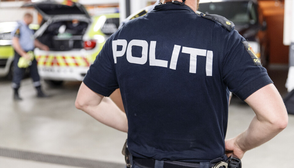 FIKK BOT: En politimann i Oslo er idømt en bot etter det Oslo tingrett mener er brudd på tjenesteplikten i forbindelse med et avhør. Tjenestepersonene på bildet har ikke noe med saken å gjøre. FIKK BOT: En politimann i Oslo er idømt en bot etter det Oslo tingrett mener er brudd på tjenesteplikten i forbindelse med et avhør. Tjenestepersonene på bildet har ikke noe med saken å gjøre.