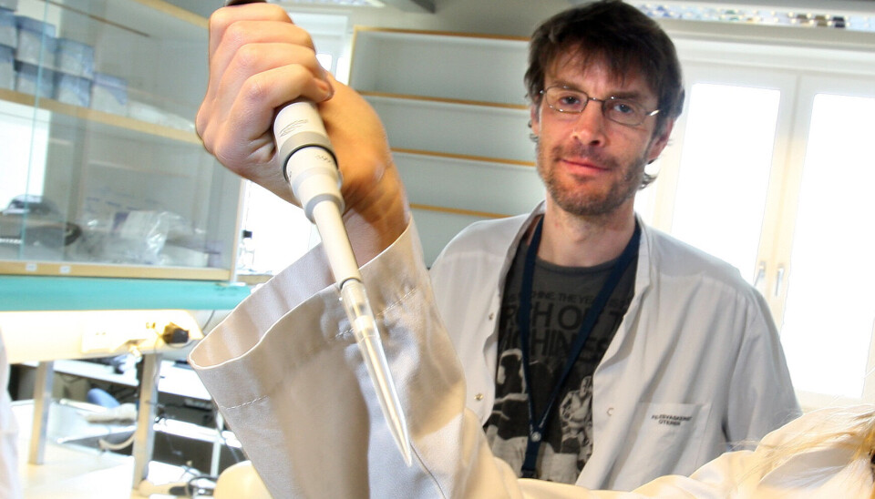 UHELDIG: Førsteamanuensis ved Universitetet i Tromsø, Thomas Berg, stiller seg uforstående til at kollegene i Oslo ikke vil rapportere sannsynlighetstallene ved DNA-analyser. Han sier man da blir avhengig av subjektive fremstillinger i rapportene fra de sakkyndige. UHELDIG: Førsteamanuensis ved Universitetet i Tromsø, Thomas Berg, stiller seg uforstående til at kollegene i Oslo ikke vil rapportere sannsynlighetstallene ved DNA-analyser. Han sier man da blir avhengig av subjektive fremstillinger i rapportene fra de sakkyndige.