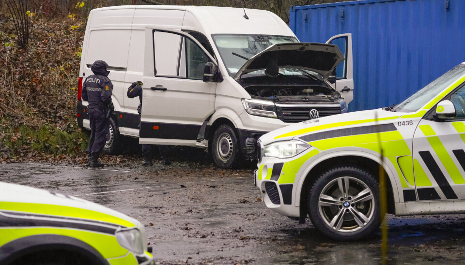 Politiet sikrer spor ved en bil som hadde stukket fra politiet og kjørt i motgående kjørefelt på E18.