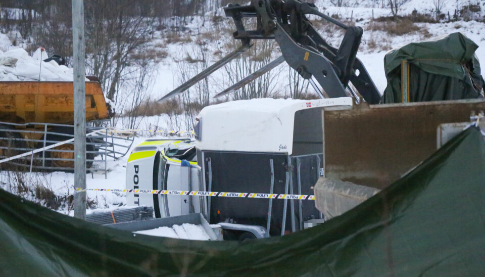 KJØRTE INN I POLITIBILEN: En mann i 40-årene ble skutt av politiet i Lavangen kommune i Troms i fjor, etter at han kjørte en hjullaster inn i en politibil. Mannen ble erklært død av lege på stedet.