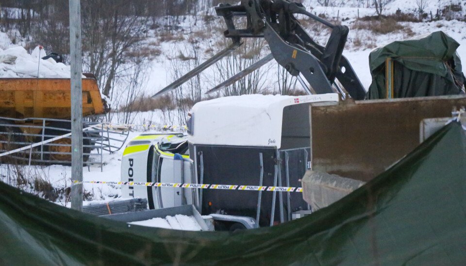 DRAMATISK: Patruljebilen ble forsøkt spiddet med løftebøylene på hjullasteren. På grunn av det glatte underlaget skled bilen og havnet i stedet på siden. Politifolkene opplevde dødsangst under angrepet. En av politifolkene skjøt gårdbrukeren som kjørte hjullasteren. Han ble erklært død av lege på stedet. DRAMATISK: Patruljebilen ble forsøkt spiddet med løftebøylene på hjullasteren. På grunn av det glatte underlaget skled bilen og havnet i stedet på siden. Politifolkene opplevde dødsangst under angrepet. En av politifolkene skjøt gårdbrukeren som kjørte hjullasteren. Han ble erklært død av lege på stedet.
