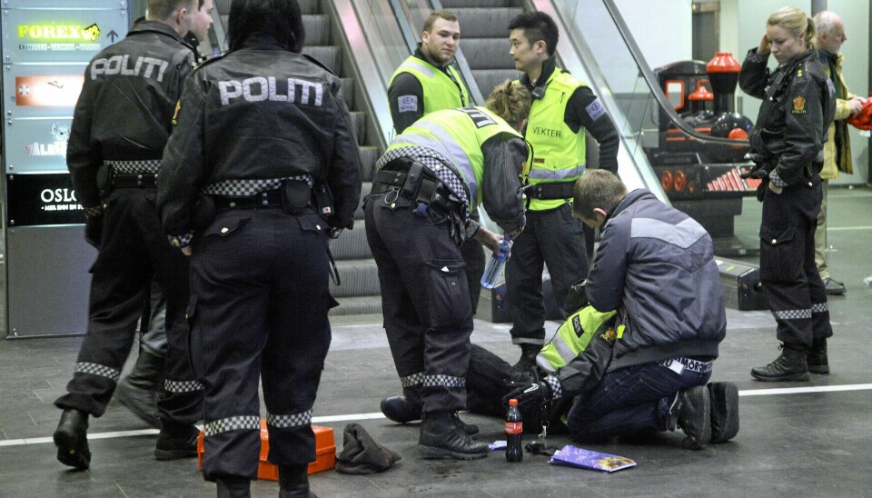 En politimann ble skallet ned og skadet på Oslo S i 2021, etter at en ukjent mann hadde fått beskjed om å fjerne seg fra stasjonsområdet.