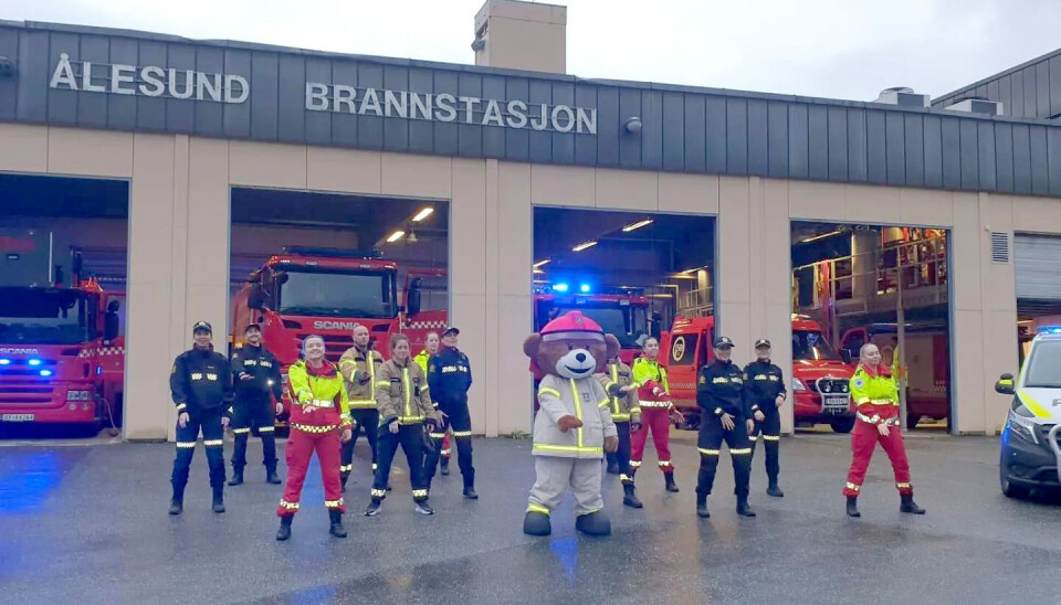 OPPSTILLING: Foran Ålesund brannstasjon glimtet det fra refleksen på de uniformerte danserne. Vennekampanjen BlimE! blir mer og mer organisert, og i år tok ambulansetjenesten initiativ til å danse sammen med de andre nødetatene. OPPSTILLING: Foran Ålesund brannstasjon glimtet det fra refleksen på de uniformerte danserne. Vennekampanjen BlimE! blir mer og mer organisert, og i år tok ambulansetjenesten initiativ til å danse sammen med de andre nødetatene.