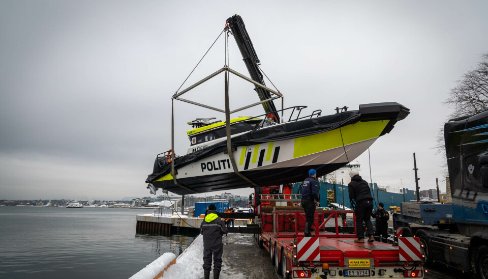 Her settes den splitter nye politibåten på vannet i Oslofjorden. Som en julegave ble den pakket ut og satt forsiktig på vannet. Her settes den splitter nye politibåten på vannet i Oslofjorden. Som en julegave ble den pakket ut og satt forsiktig på vannet.