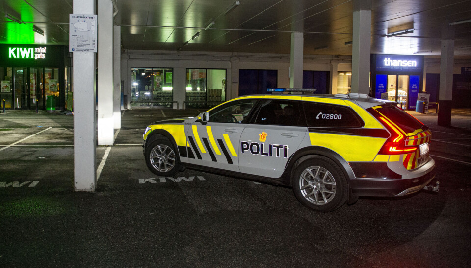 FERIESTRID: Det har i tre år vært stadig sterkere intern strid innad i Sør-Vest politidistrikt om praksisen med å gjennomsnittsberegne arbeidstid for ansatte som tar ut ferie. Ansatte som arbeider turnus, blir på denne måten ofte skyldig arbeidstid, som senere må arbeides inn igjen. Praksisen er siden februar i fjor velsignet av Poilitidirektoratet. Her en uniformert patruljebil under et oppdrag i Hillevåg i Stavanger i desember i fjor.