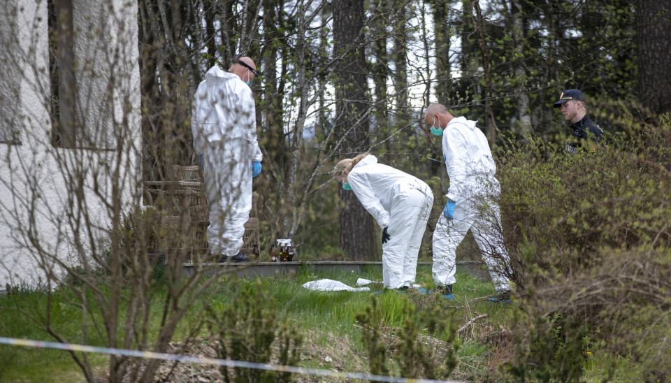 Boligen til ekteparet Tom Hagen og Anne-Elisabeth Hagen i Sloraveien 4 på Fjellhamar undersøkes av etterforskere fra Kripos i april 2020.