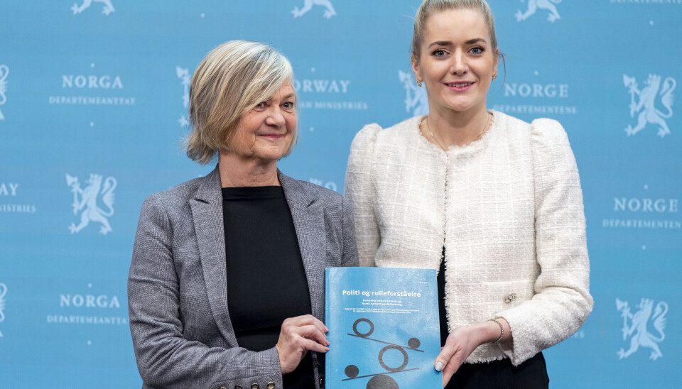 Leder Anne-Mette Magnussen i Rolleforståelsesutvalget overleverer en utredning om politiet og Norsk narkotikapolitiforening til justis- og beredskapsminister Emilie Enger Mehl (Sp) på en pressekonferanse i Regjeringskvartalet i Oslo onsdag. Leder Anne-Mette Magnussen i Rolleforståelsesutvalget overleverer en utredning om politiet og Norsk narkotikapolitiforening til justis- og beredskapsminister Emilie Enger Mehl (Sp) på en pressekonferanse i Regjeringskvartalet i Oslo onsdag.