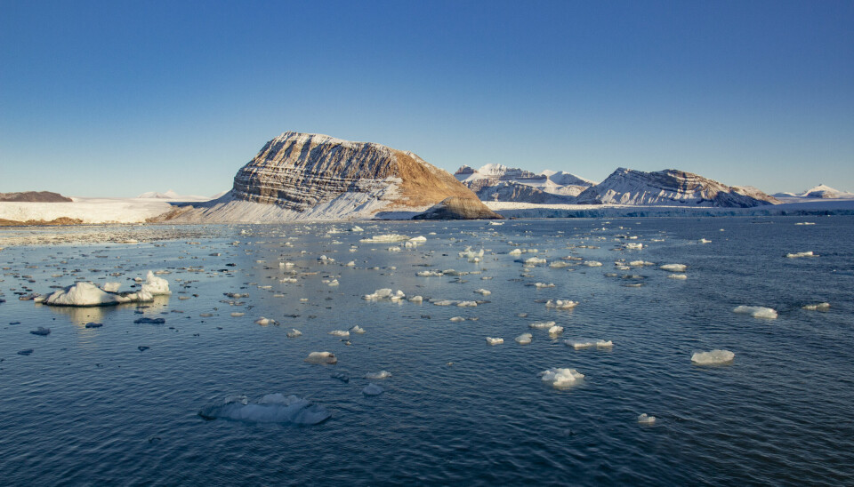 Smeltende is fra isbreer som kalver ut i Kongsfjorden ved Ny-Ålesund på Svalbard.
