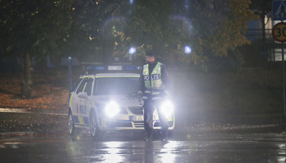 Svensk politi i Rinkeby i Stockholm. Bildet er et arkivfoto, tatt i en annen forbindelse. Svensk politi i Rinkeby i Stockholm. Bildet er et arkivfoto, tatt i en annen forbindelse.