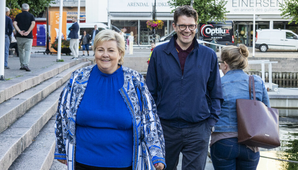 Daværende statsminister Erna Solberg sammen med statssekretær og rådgiver Rune Alstadsæter under Arendalsuka i 2021. Nå har Alstadsæter begynt i ny jobb i Oslo politidistrikt.
