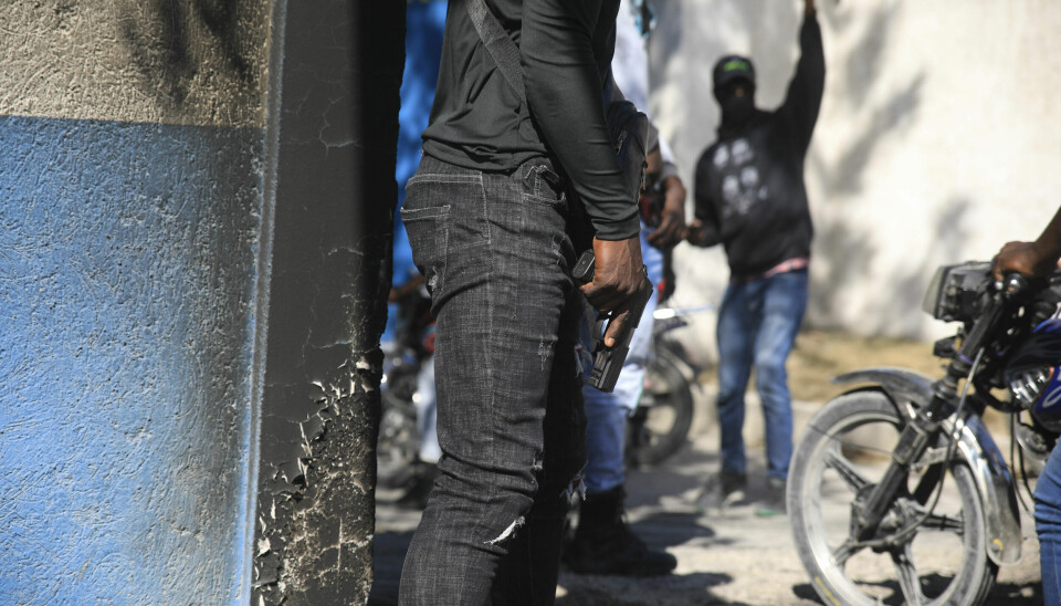 Bevæpnet politi protesterer utenfor politiets hovedkvarter i Port-au-Prince på Haiti.