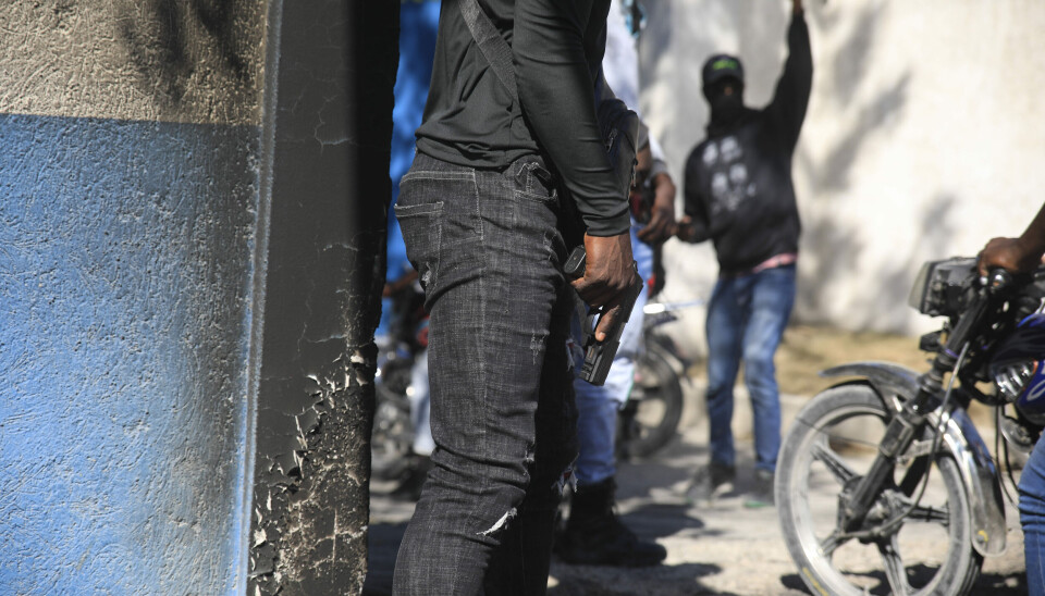 Bevæpnet politi protesterer utenfor politiets hovedkvarter i Port-au-Prince på Haiti. Bevæpnet politi protesterer utenfor politiets hovedkvarter i Port-au-Prince på Haiti.