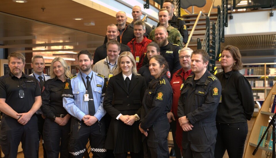 FØRSTE KLASSE: – Dette er en stor dag for beredskaps-Norge, sa justisminister Emilie Enger Mehl til de nye studentene, som kommer fra politiet, Forsvaret, brann- og redningsvesenet, helsetjenesten, samt andre beredskapsaktører både i det offentlige og det private. Hele klassen + justisminister