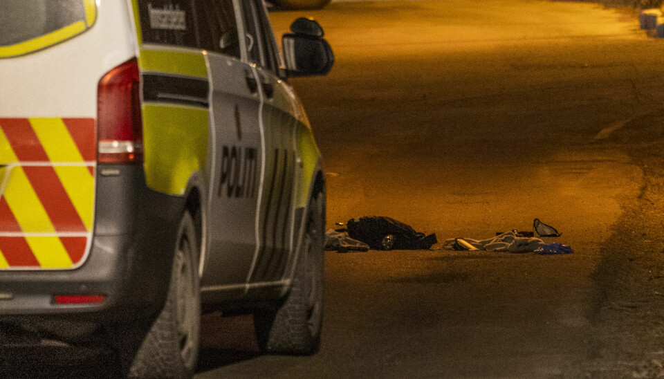 Noe klær og en pistol ligger på bakken ved skateparken som er avsperret etter at en mann ble skutt av politiet fredag.