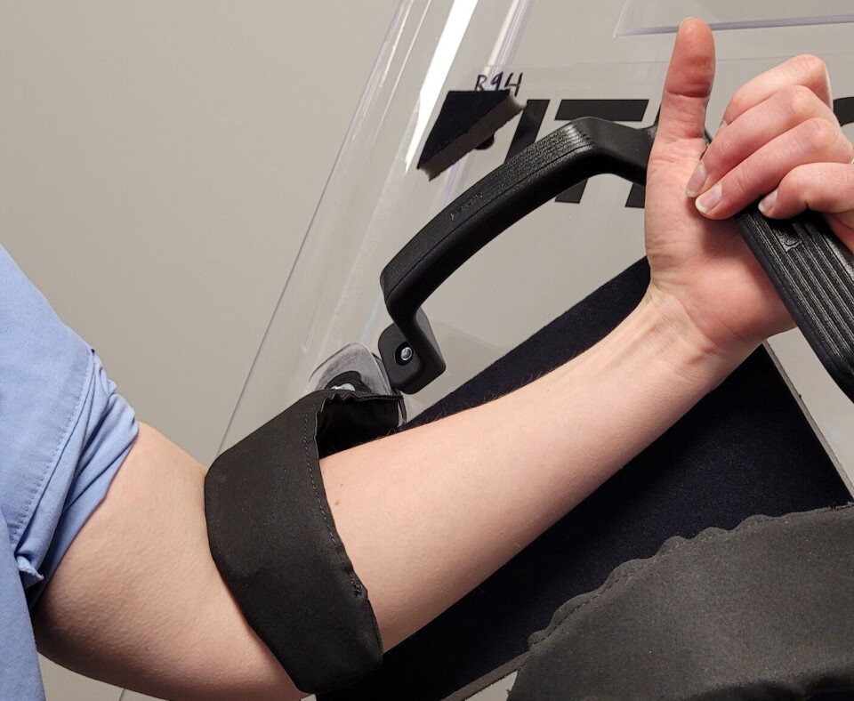 Her holder den kvinnelige politibetjenten et ordentlig grep rundt håndtaket. Men da kjøres bøylen inn i albueleddet. Dette gjør vondt, og hindrer i lengden noe av blodtilførselen til armen. Her holder den kvinnelige politibetjenten et ordentlig grep rundt håndtaket. Men da kjøres bøylen inn i albueleddet. Dette gjør vondt, og hindrer i lengden noe av blodtilførselen til armen.