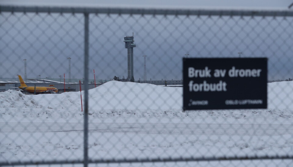HEMMELIGHOLD: Politiet og Avinor hemmeligholder detaljer rundt observasjoner av større droner ved norske flyplasser. Det fremgår av del 1 av en artikkelserie som Politiforum publiserer i dag, med fokus på håndteringen i kulissene av dronebølgen som traff Norge i fjor høst. Bildet viser Oslo lufthavn Gardermoen. HEMMELIGHOLD: Politiet og Avinor hemmeligholder detaljer rundt observasjoner av større droner ved norske flyplasser. Det fremgår av del 1 av en artikkelserie som Politiforum publiserer i dag, med fokus på håndteringen i kulissene av dronebølgen som traff Norge i fjor høst. Bildet viser Oslo lufthavn Gardermoen.