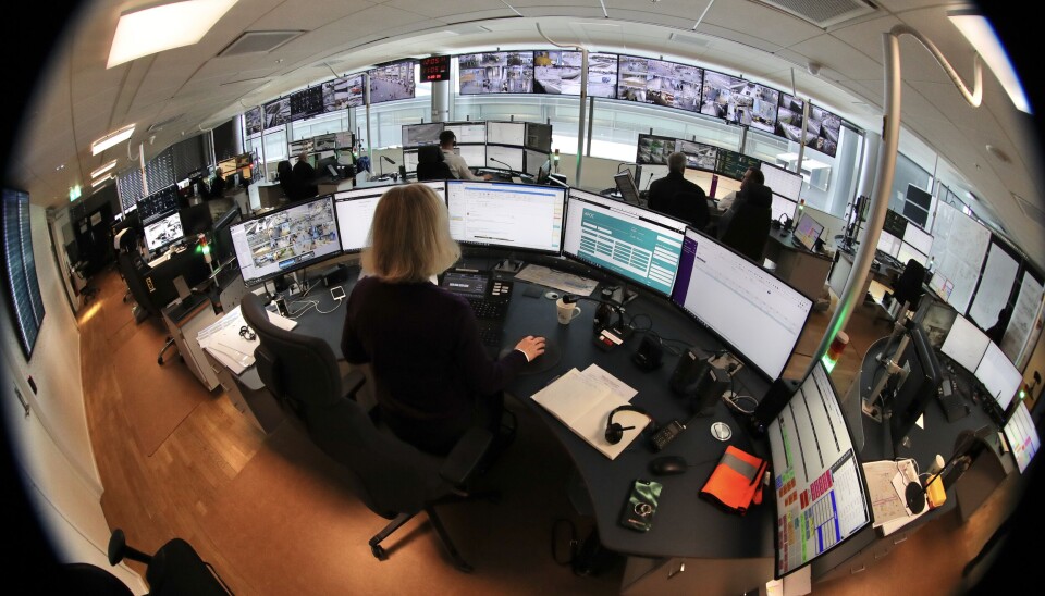 HJERTET AV FLYPLASSEN: Fra Airport Operations Center (APOC) på Oslo lufthavn Gardermoen overvåker operatørene alt som foregår. HJERTET AV FLYPLASSEN: Fra Airport Operations Center (APOC) på Oslo lufthavn Gardermoen overvåker operatørene alt som foregår.