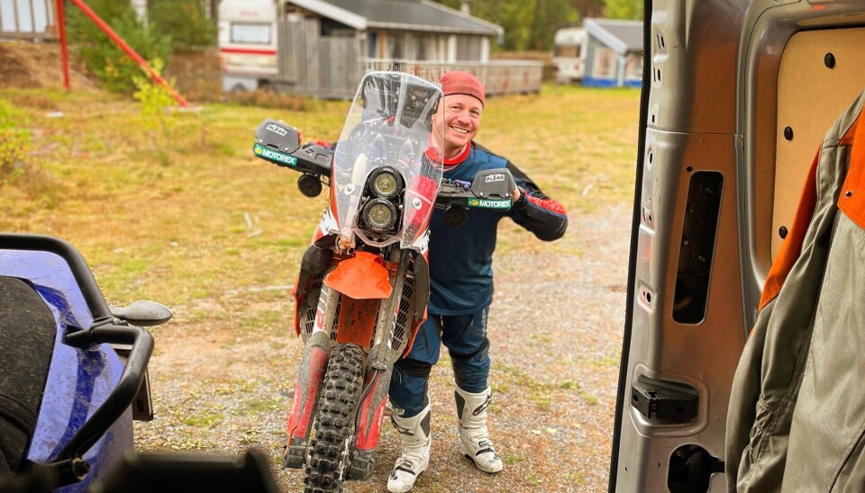 HARDTRENING: Mange timer bak rattet må til for å nå rally i Dakar.