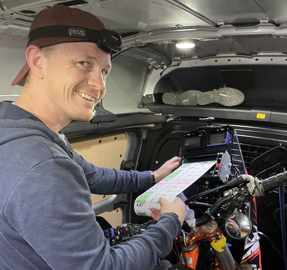 ØYNENE PÅ VEIEN: Espeland forteller det er mye man skal følge med på under et løp i rally. Ikke bare farten og veien, men også informasjon og navigasjon på styret.