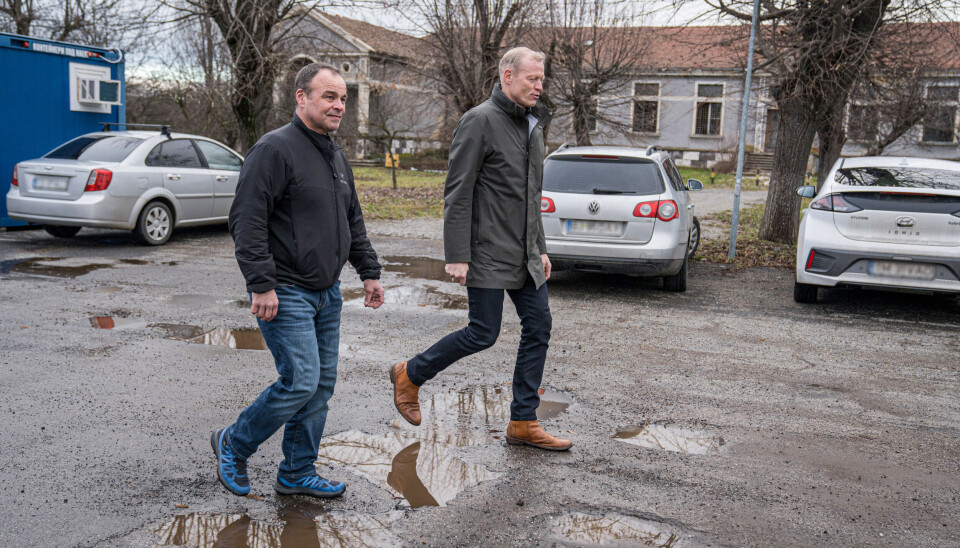 OPPFØLGING FRA NORGE: Torkjeld Jevne og Sven-Erik Nagelgaard besøker norske politifolk i tjeneste for Frontex og inspiserer hvordan de har det på jobb. Ansvaret
for rekruttering og organisering av mannskap fra Norge som drar til Frontex er administrert av Stab for internasjonalt samarbeid ved Politiets utlendingsenhet, som har
overtatt ansvaret fra POD i juni 2022. OPPFØLGING FRA NORGE: Torkjeld Jevne og Sven-Erik Nagelgaard besøker norske politifolk i tjeneste for Frontex og inspiserer hvordan de har det på jobb. Ansvaret
for rekruttering og organisering av mannskap fra Norge som drar til Frontex er administrert av Stab for internasjonalt samarbeid ved Politiets utlendingsenhet, som har
overtatt ansvaret fra POD i juni 2022.